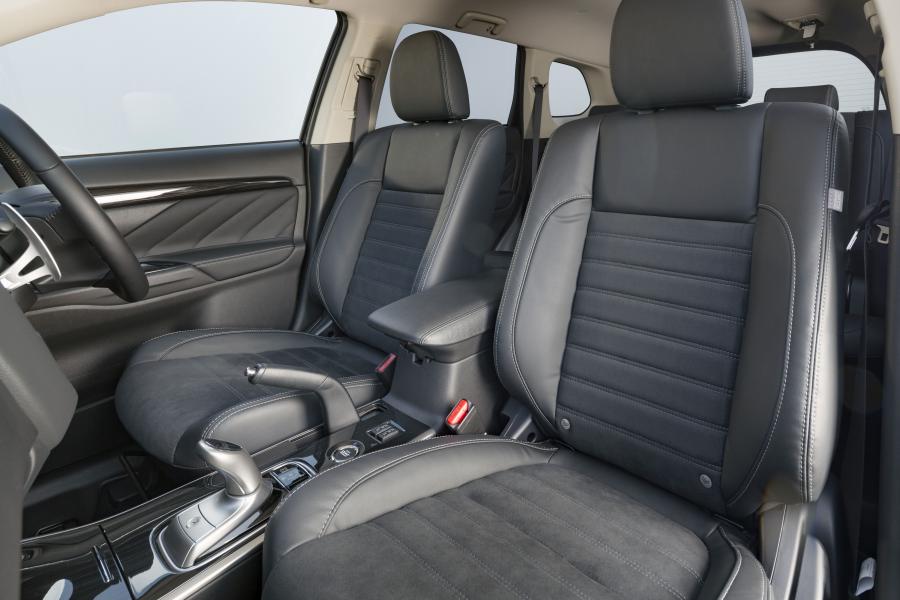 Интерьер Mitsubishi Outlander PHEV Juro 2016 года  (UK) (фото 33 из 46)